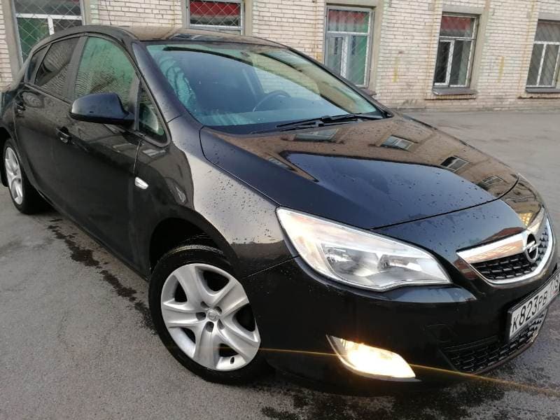 Opel Astra 2014 .
