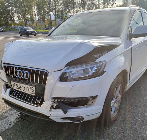 Audi Q7 2011 .
