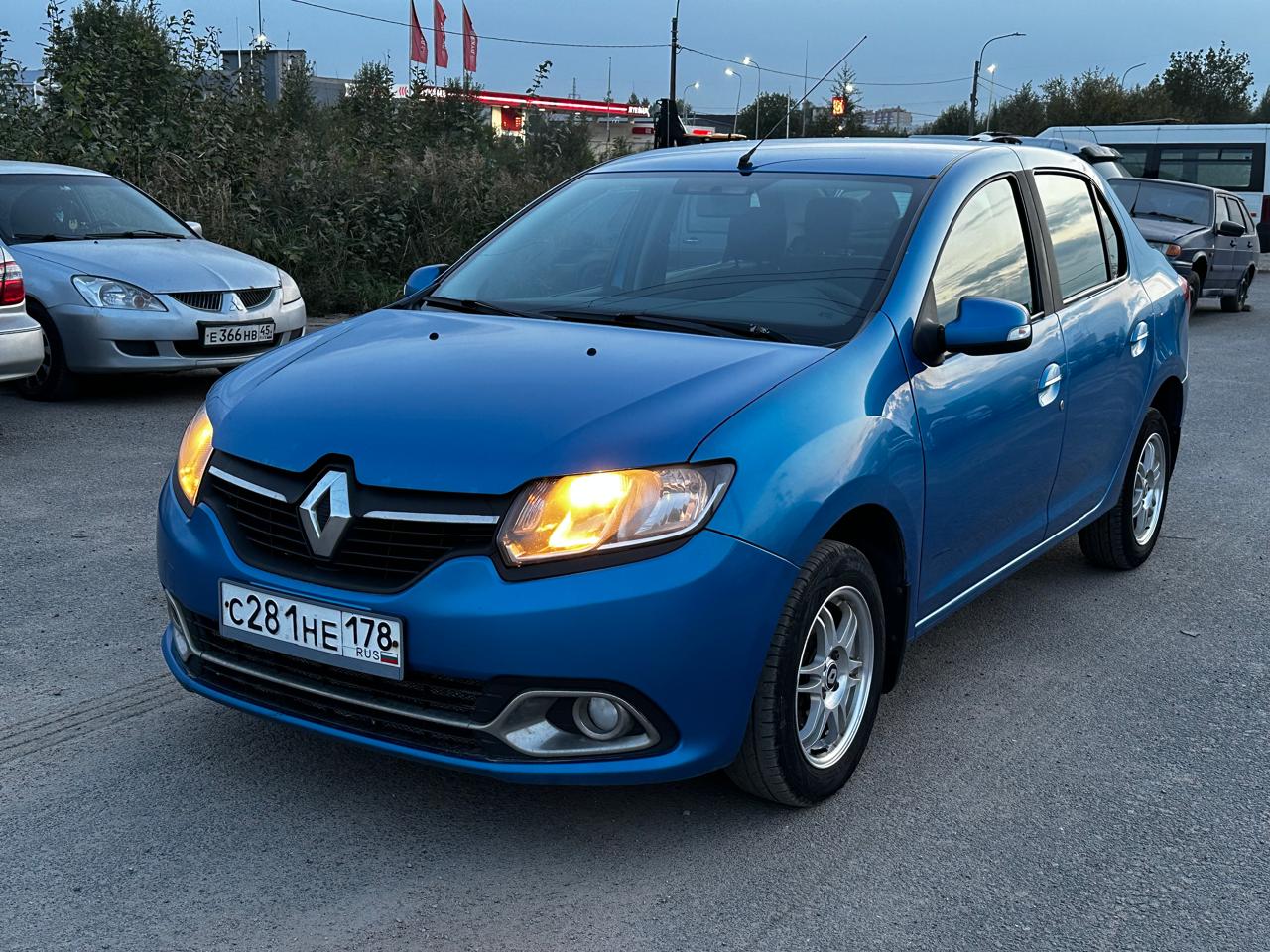 Renault Logan 2015 .